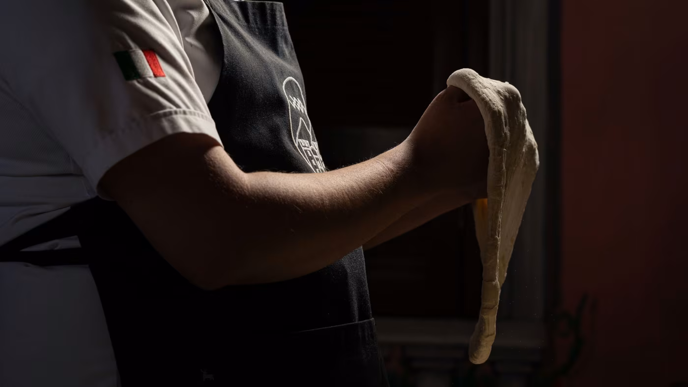 L'arte del pizzaiuolo napoletano patrimonio UNESCO: cosa è stato riconosciuto davvero