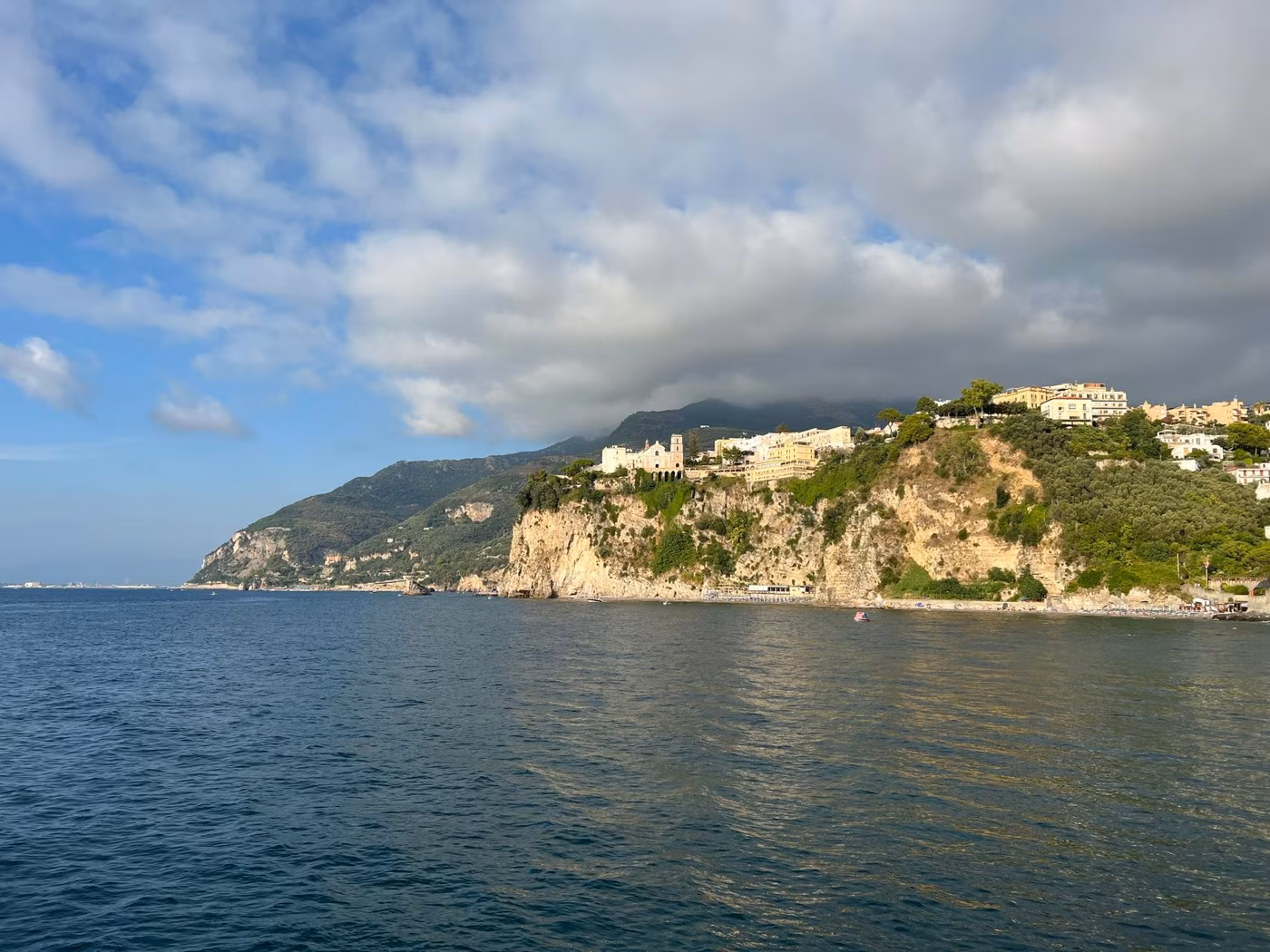 Vico Equense: la pizza a metro e le spiagge sotto il borgo